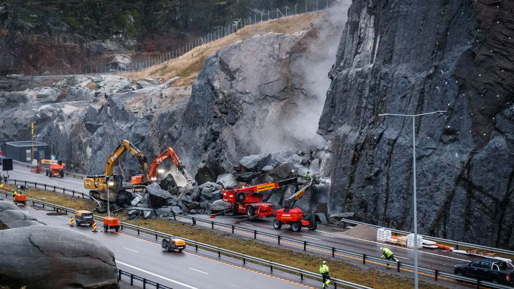 Det var bare flaks som gjorde at ikke liv gikk tapt da store steinblokker raste ut over E18 ved Larvik fredag kveld.