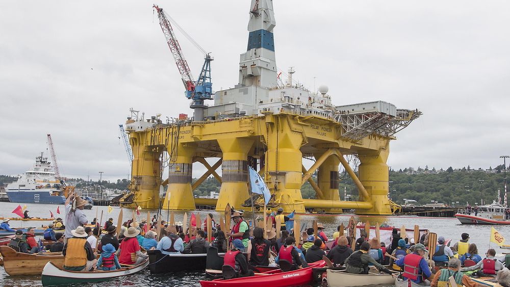 Greenpeace har flere ganger demonstrert mot oljeboring i Arktis. Nå kan det være bankene heller enn politikerne som setter en stopper for slike utbygginger. 