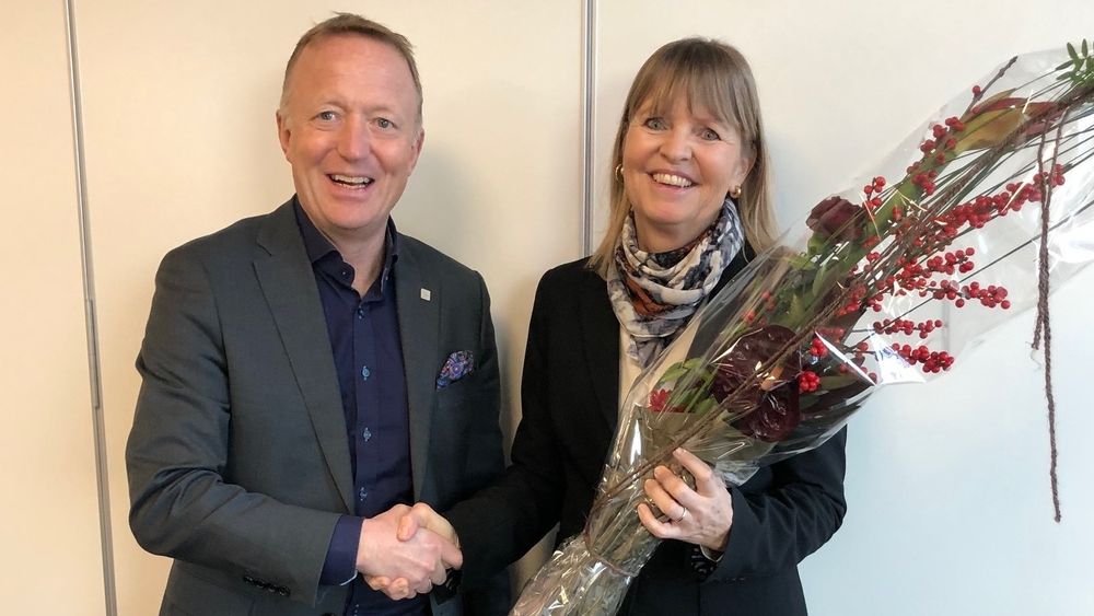 Nye Veiers styreleder Harald V. Nikolaisen gratulerer Anette Aanesland med stillingen som ny administrerende direktør i Nye Veier.