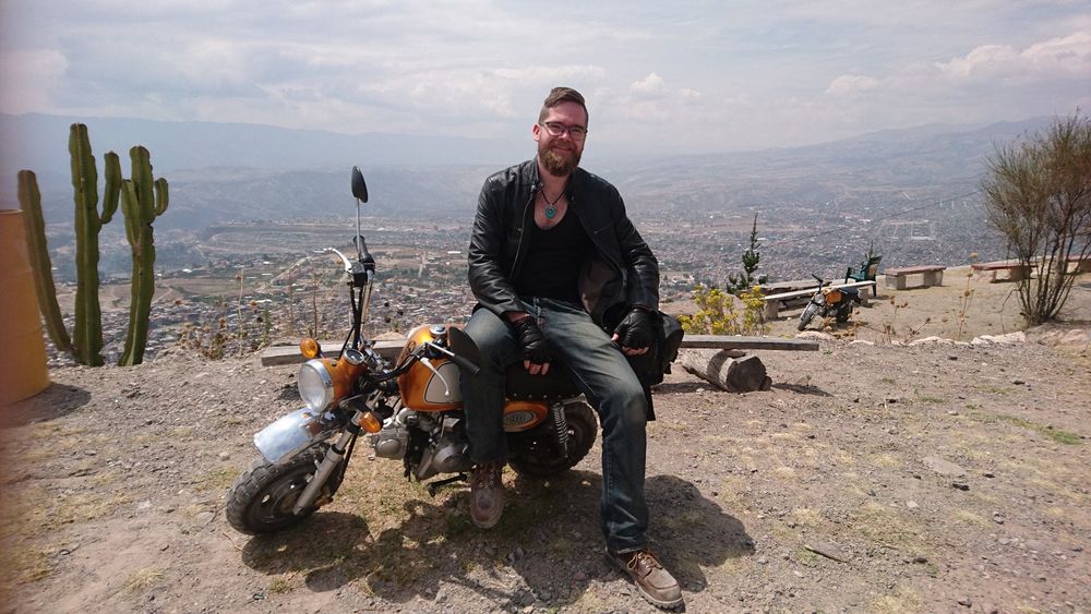 Når Raymond Gulbrandsen ikke er på jobb hos Unloc, liker han å reise på det han kaller for dumme eventyr. I fjor krysset han Andesfjellene og deler av Amazonas på en monkeybike.