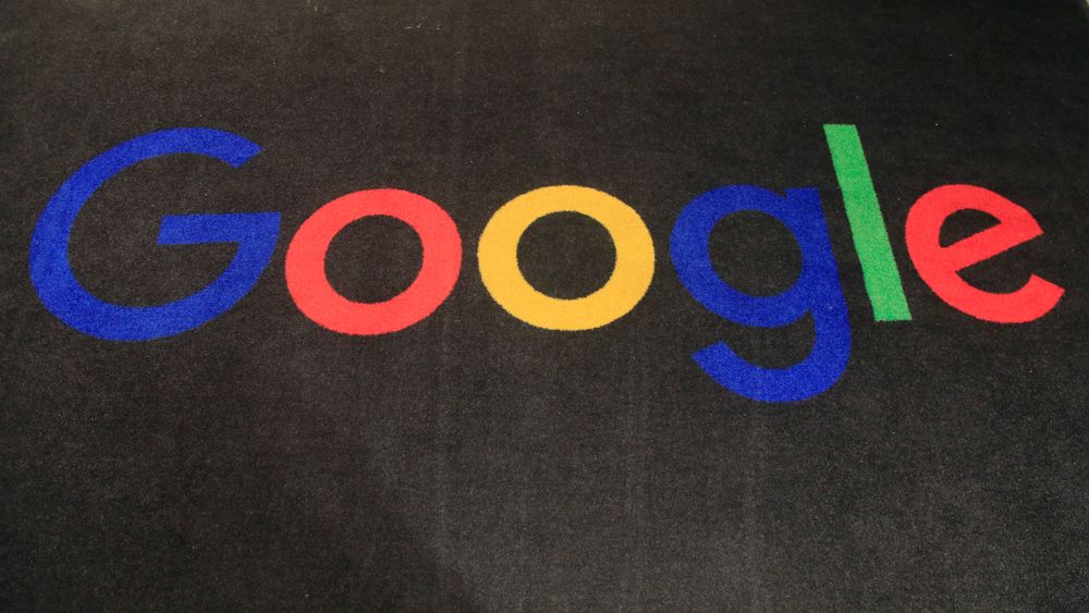 Franske konkurransemyndigheter vil Googles dominerende markedsposisjon til livs. Bildet viser logoen på et teppe i inngangspartiet hos Googles kontor i Paris.