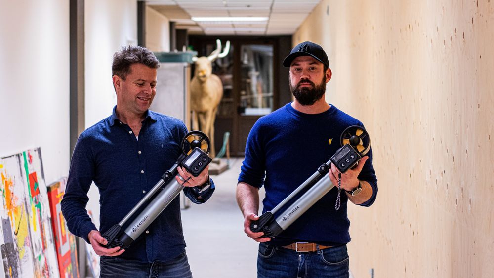 Thrustme består av Kjetil Fedde og Kjartan Jensen, her med sin nye el-motor – «the cruiser» – i hendene.
