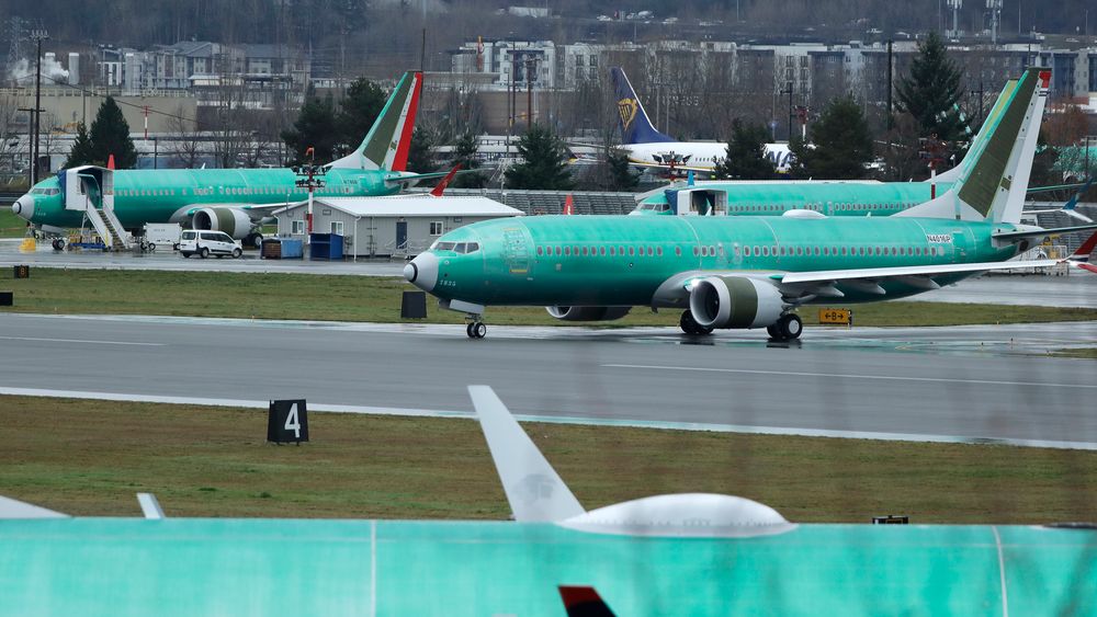 Et Boeing 737 Max-fly som bygges for Norwegian, på vei ut på rullebanen for en testflygning 11. desember ved flyplassen i Renton i Washington i USA. Nye dokumenter fra Boeing viser at selskapets ansatte har meldt om problemer ved flytypen 737 Max.