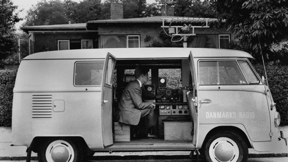 Peilebilen hadde alltid en tekniker og en lisensinnkrever med på turen. Foto: Danmarks Radio