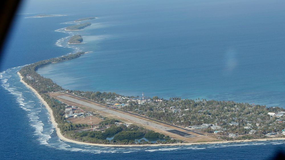 Flyplassen dekker store deler av Funafuti-atollen, som er hovedstaden i Tuvalu. Her lander det tre-fire propellfly i uken, har VG tidligere skrevet. Totalt består landet av ni små koralløyer.