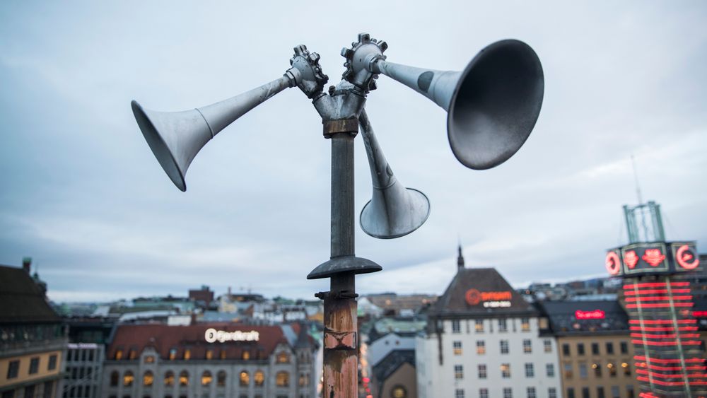 En tyfon, på folkemunne kalt flyalarm, på taket av Østbanehallen i Oslo. I fredstid tester Sivilforsvaret alle landets tyfoner to ganger i året.