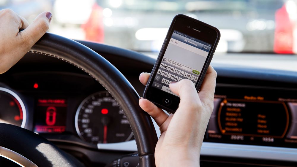 Å taste på mobilen er svært dårlig for trafikksikkerheten, men nyere forskning viser at muligheten til å gi beskjeder via mobilen faktisk kan bedre trafikksikkerheten i mange tilfeller. 