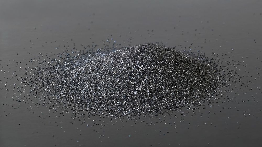 Her er silisiumkarbid i finmalt form. Støvkorn av silisiumkarbid er funnet på Murchison-meteoritten.