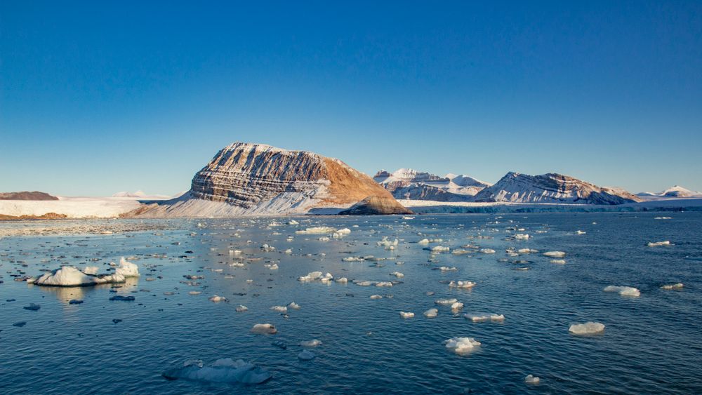 Ifølge nye klimamodeller kan klimamålene i Parisavtalen allerede være døde, fordi forskere kan ha undervurdert oppvarmingspotensialet til CO2. Her smeltende is fra isbreer som kalver ut i Kongsfjorden ved Ny-Ålesund på Svalbard.