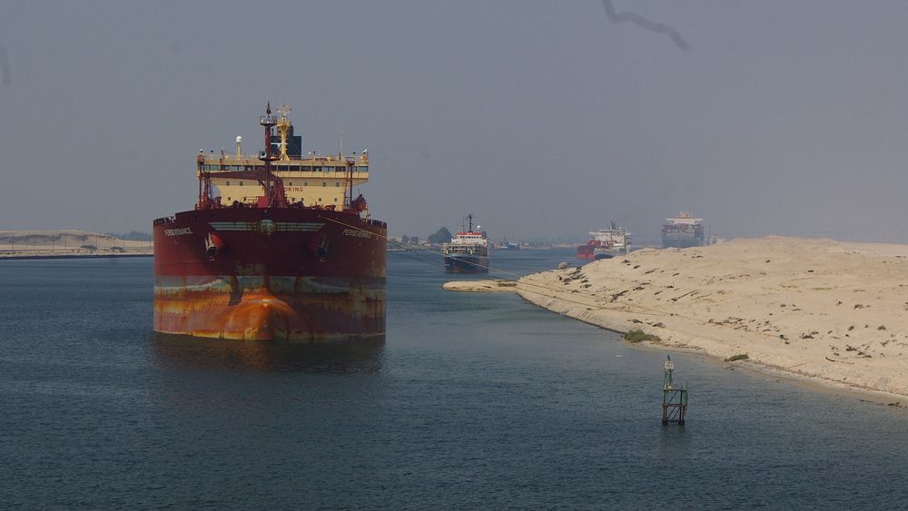 I 2015 ble Suez-kanalen utvidet slik at kapasiteten er nær doblet.  Fra  1. januar 2020 kan ingen skip bruke åpne eksosvaskesystemer og slippe ut lavsvovelsyre i kanalen. De må skiftet til lavsvoveldrivstoff.
