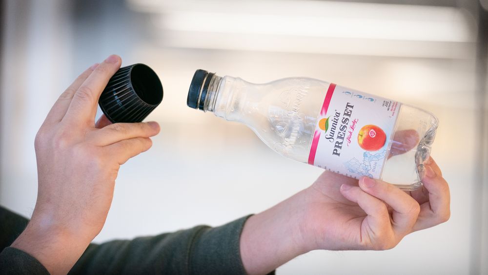 Tine selger juice med en ekstra plasthatt for å skape det de kaller karaffel-looken. Plastbruken provoserer.