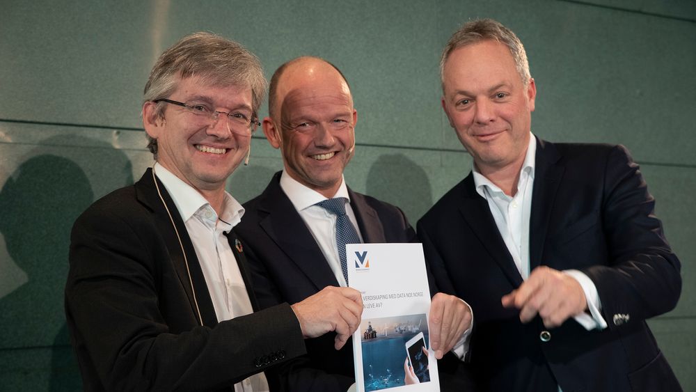 KMD-statsekretær Paul Chaffey fikk rapporten overrakt av NHOs administrerende direktør Ole Erik Almlid og Abelia-topp Øystein Eriksen Søreide.