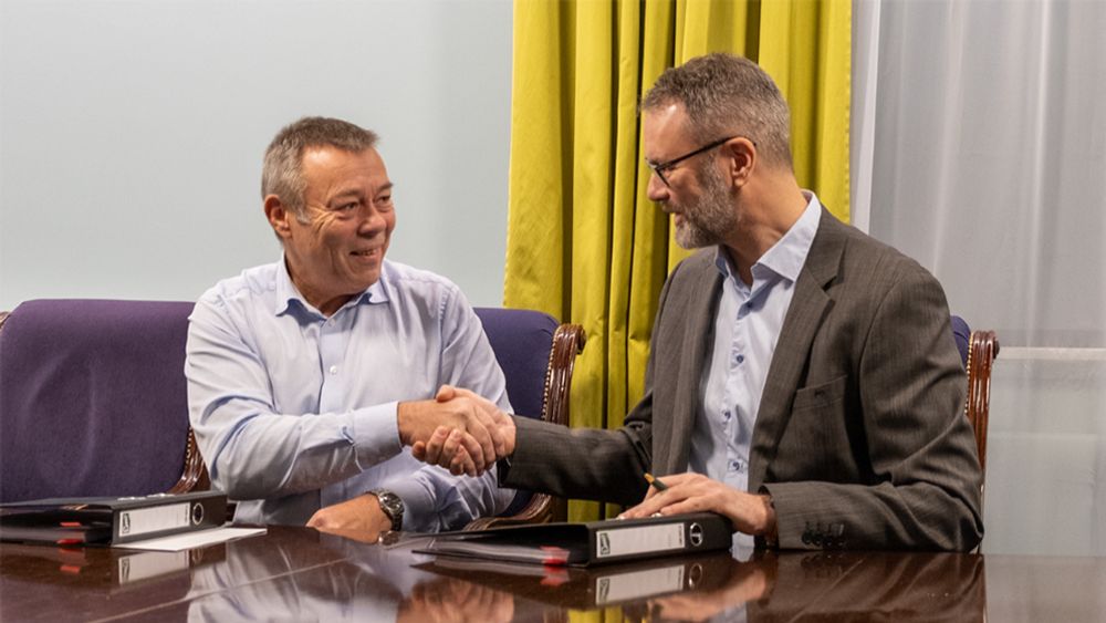 IT-direktør (fra v.) Lars Kalfoss i Vegvesenet signerer kontrakt med Geir Andås i Epinova.