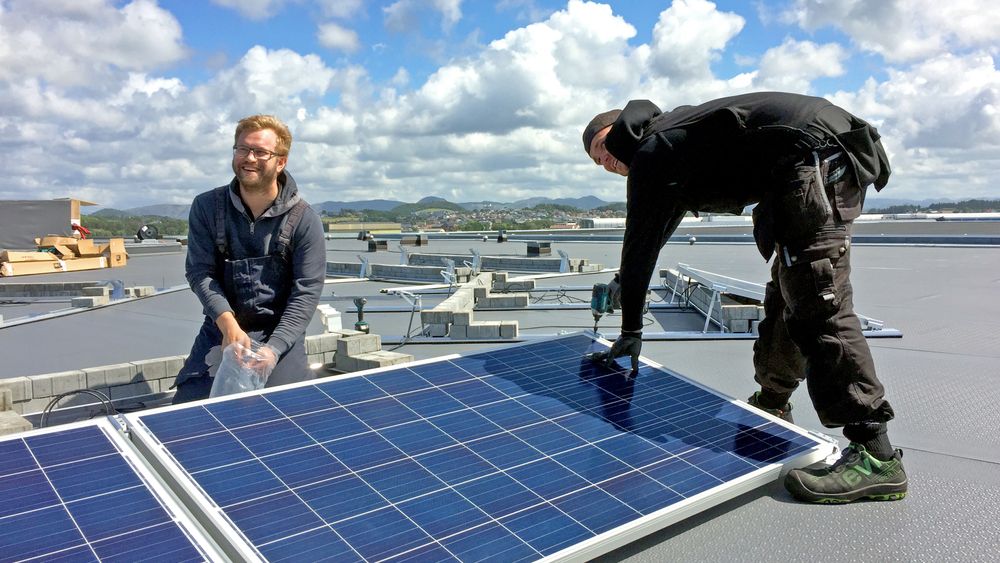 Solceller: Sola lufthavn har allerede eksperimentert med ulike solcellepanel på taket av parkeringshuset. Stavanger lufthavn Sola vil produsere 1,5 millioner kWh solstrøm fra 2020.