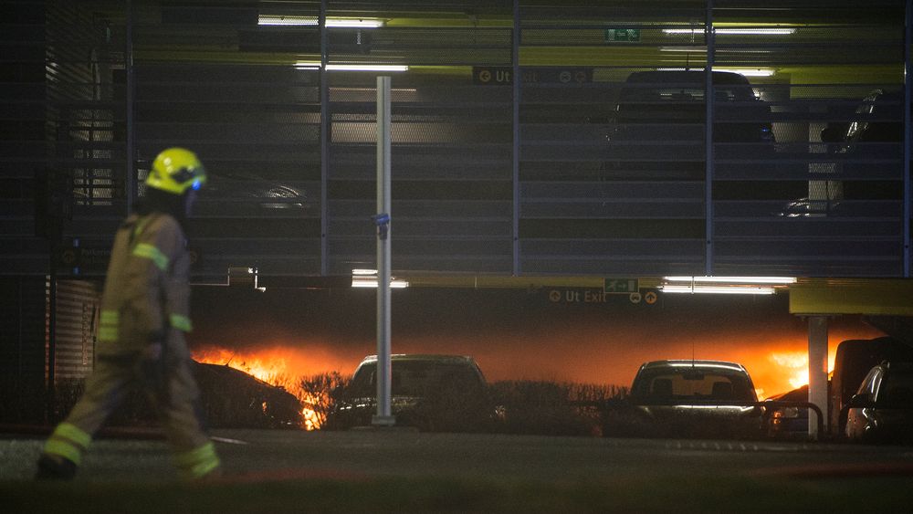 Bilen det begynte å brenne i på Stavanger lufthavn er andre generasjon Opel Zafira.