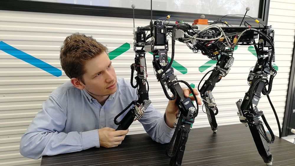 Tønnes Nygaard har konstruert denne selvlærende roboten, som kan variere lengden på beina etter behov.