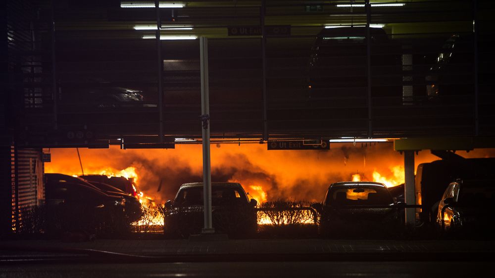Deler av Sola p-hus  kollapset 7. januar som følge av brannen som startet med røykutvikling i en eldre Opel Zafira.