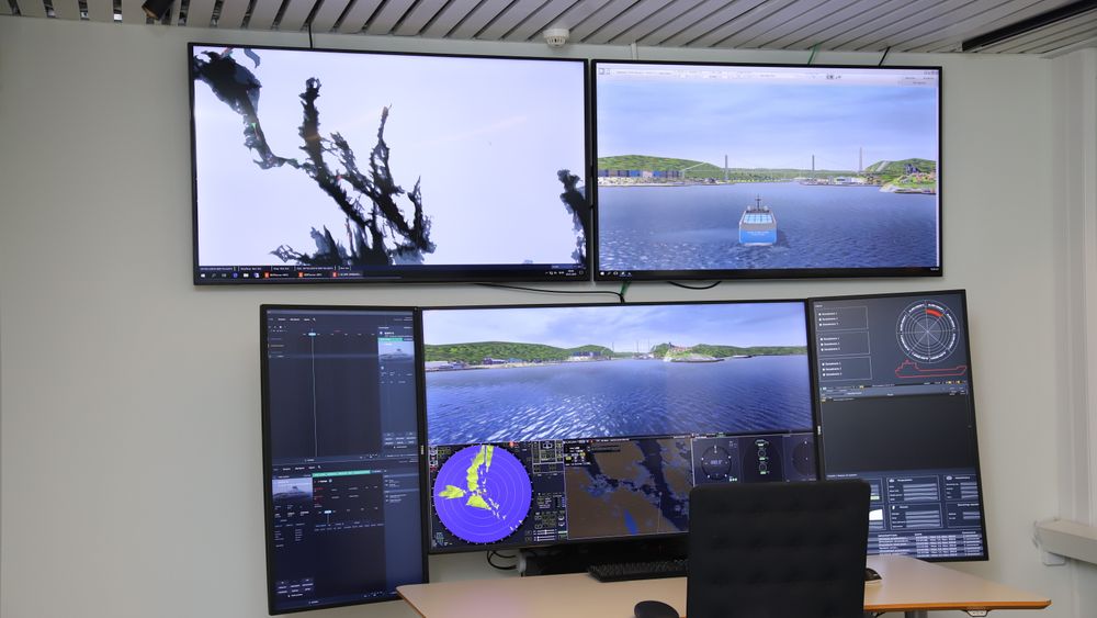 Hovedkontrollen for autonome skip. På skjermene er det simulator for ulik informasjon om seilasen Yara Birkeland skal gjøre. 