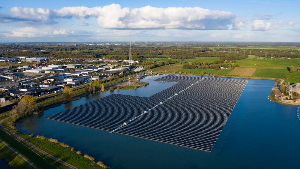 Sekdoorn flytende solkraftverk i Nederland nær byen Zwolle har en toppeffekt på 14,5 MW, nok til 4000 husholdninger. Anlegget ble installert på seks uker. Det består av 40.000 paneler
