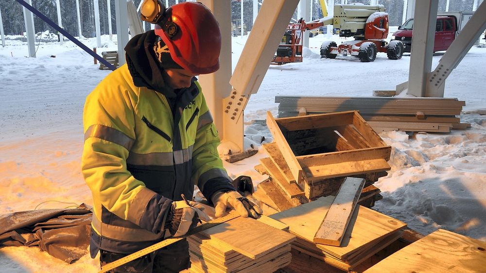 Lærling i aksjon på byggeplass. Arkivfotof fra byggingen av Facebooks datasenter i Luleå. 