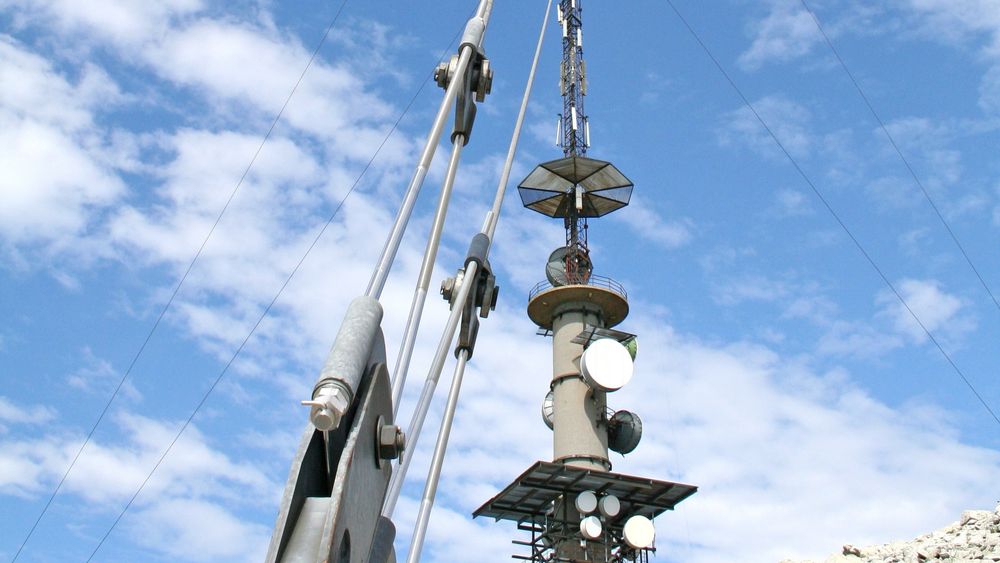 TV-masta over Bremanger blir forstyrret av vindmøller i nærheten. Nå gir NVE kraftselskapet frist til å ordne opp.
