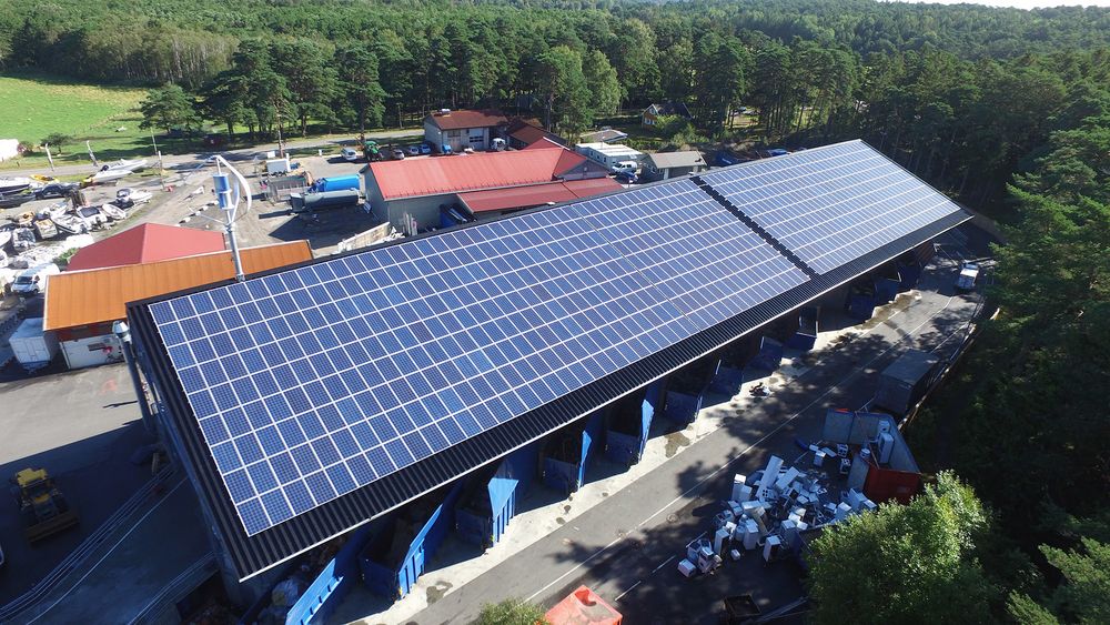På taket ved Sandbakken Miljøstasjon på Hvaler har Solcellespesialisten installert både solceller og vindturbin.