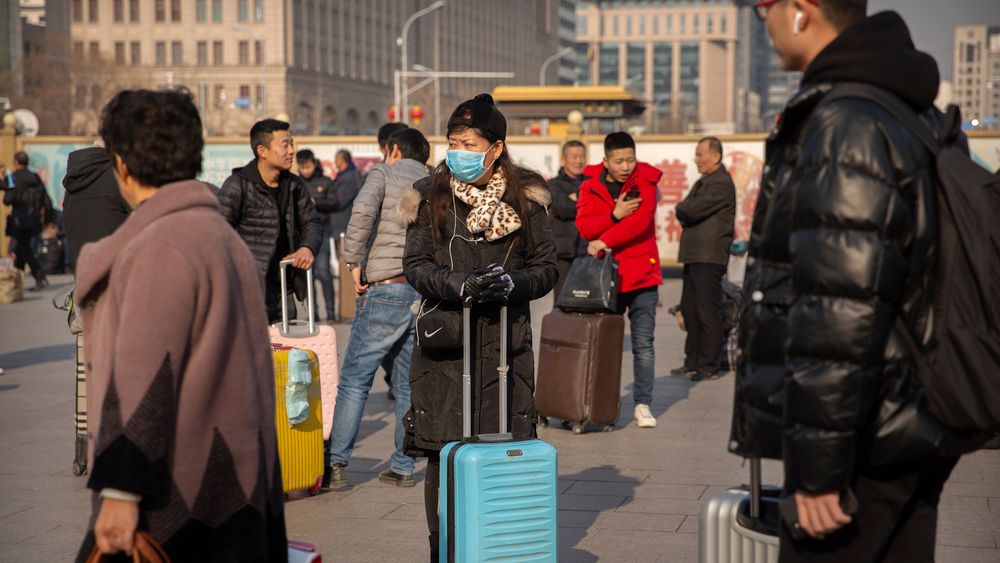 Kina lanserer nå en app som bruker lokasjonsdata og helsedata til å kartlegge hvem som kan ha blitt smittet av koronaviruset. Illustrasjonsbilde fra togstasjonen i Beijing, tatt fredag 17. januar 2020. 