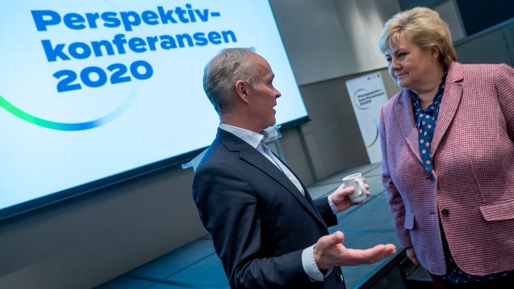 Statsminister Erna Solberg (H) og finansminister Jan Tore Sanner (H) i samtale på regjeringspartienes perspektivkonferanse.