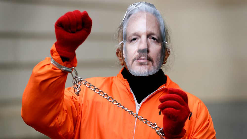 Over hundre leger og psykologer advarer i et åpent brev om at Assange i fengselet er blitt nektet skikkelig helsehjelp og i praksis utsatt for psykisk tortur. Her en demonstrant foran en rettsbygning i London i slutten av januar.