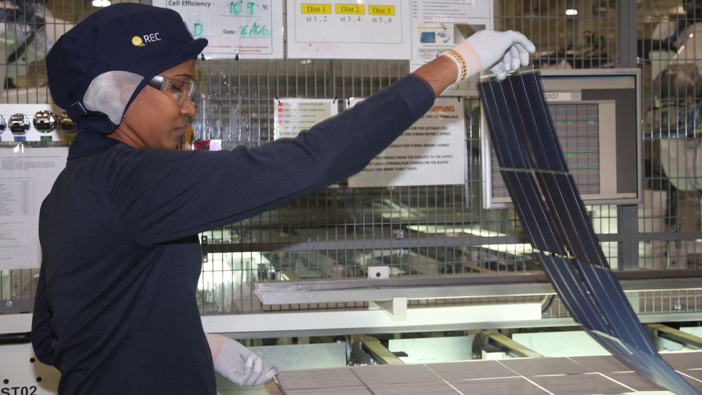 Det aller meste av verdens solceller produseres i Asia. Bildet er fra RECs fabrikk i Singapore.