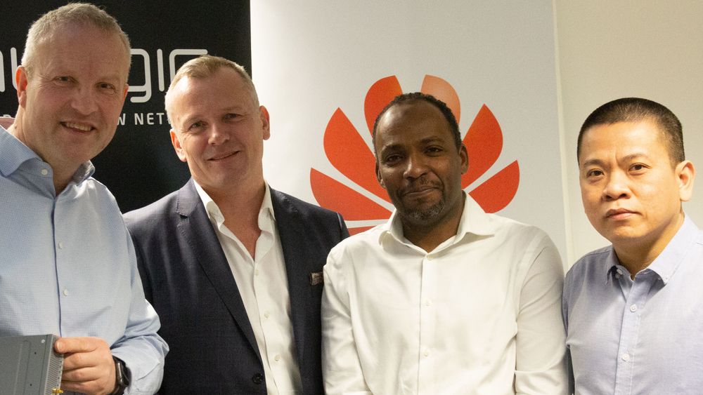Professor Haakon Bryhni med en svitsj fra Juniper Networks under armen. Den har Simulamet interoperability lab fått "til en hyggelig pris" fra mannen ved siden av, daglig leder Erlend Bonesvoll i Nlogic. En av de som skal forske på 5G er Dr. Ahmed Elmokashfi. Hyggelig pris har også Huaweis Norgessjef Hongqi Huang bidratt med i det som er selskapets første samarbeid med et universitet i Norge.