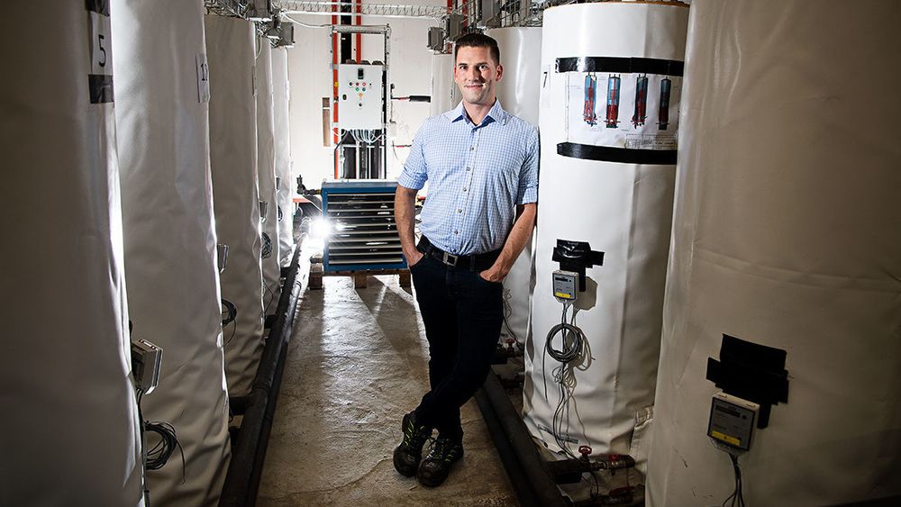 Gerald Englmaier forsker på varmelagring i salt ved Danmarks Teknologiske Universitet. Han har demonstrert hvordan solfanger, varmtvannsbeholder og saltbatteri kan fungere sammen.