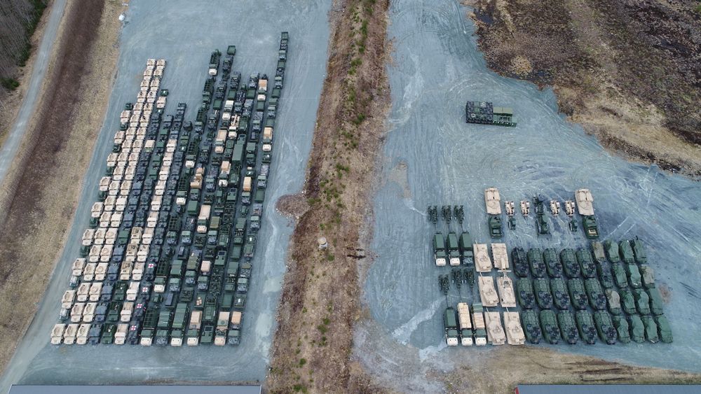 Under en strategisk mobilitet-øvelse i 2017 ble rundt 500 av US Marine Corps’ kjøretøy rullet ut av de norske fjellhallene. På dette dronefotoet ser vi Humvee-er og lastebiler til venstre og stridsvogner, artillerikanoner og amfibiske PKK-er til høyre.