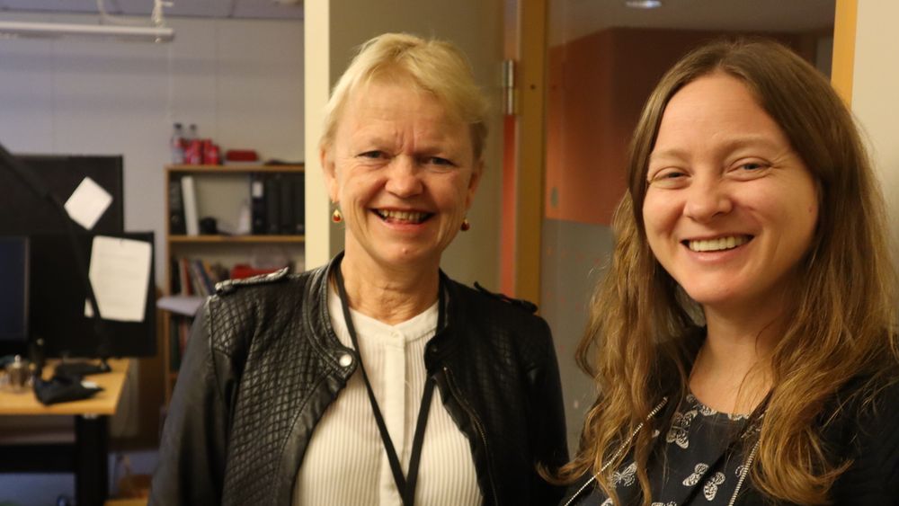 Inger Lena hammer og Laila Enerstvedt Fimreite i IT-avdelingen i UDI har ulikt syn på flytting til landskap. Begge to understreker at de representerer seg selv.