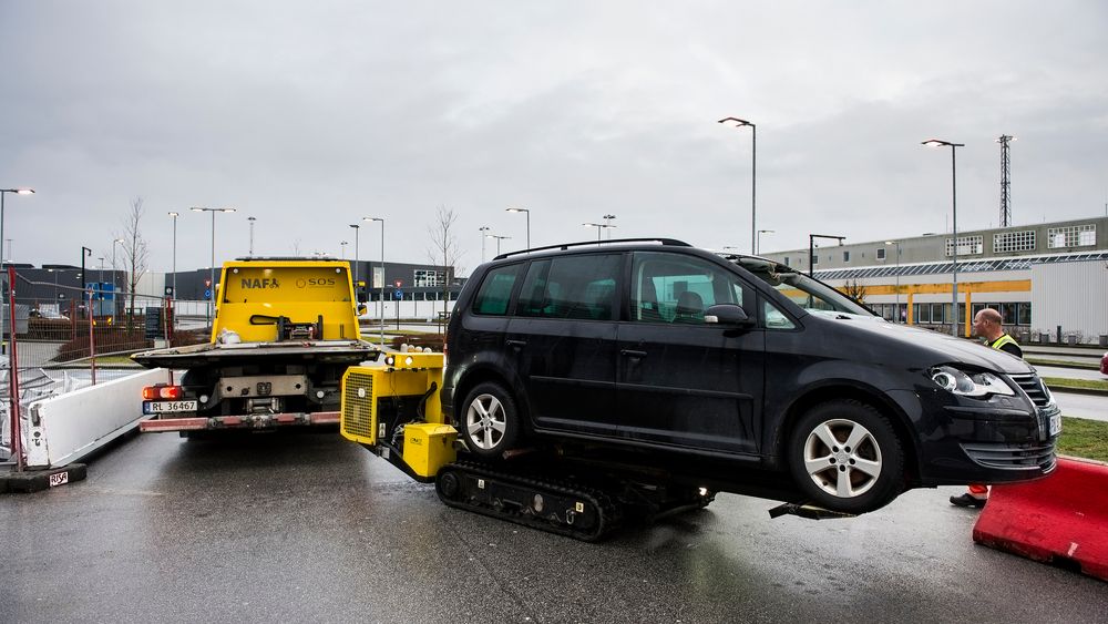 En robot henter ut biler fra det brannrammede parkeringshuset på Stavanger lufthavn, Sola.