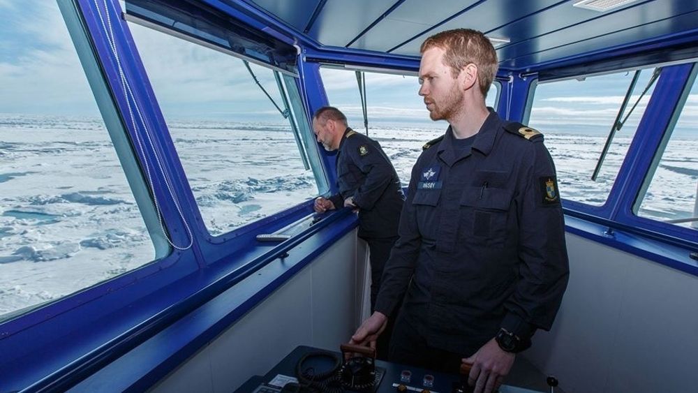 Andreas Ingsøy om bord på KV Svalbard der han tjenestegjorde i flere år. Nå har han tatt mastergrad i «Martime Management - Technical Specialization» ved Universitetet i Sørøst. Der påpeker han at mannskap på elektriske og hybride fartøy har for lite kunnskap om det elektriske systemet og håndtering av feil.