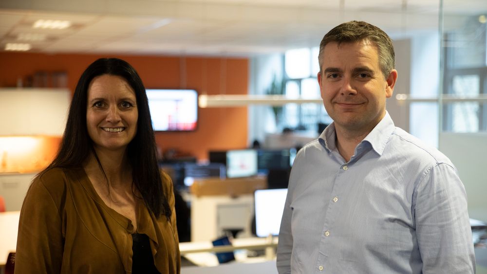 Ingvild Skarestad fra Soma Solutions og Trond Valvik, investeringsdirektør i Rieber & Søn, som nå blir største eier.