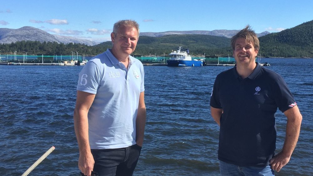 Anders Næss (til venstre) står for flest oppfinnelser innen akvakultur de siste ti årene. Trond Otto Johnsen (til høyre) er medoppfinner. Her står de foran det lukkede oppdrettsanlegget der patentene blir satt i live utenfor Brønnøysund i Nordland.