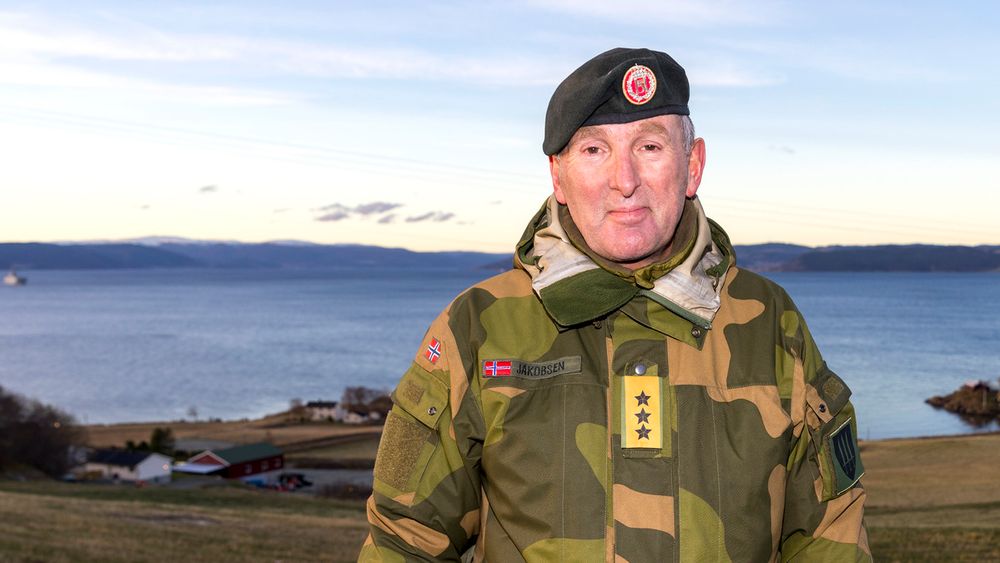 Generalløytnant Rune Jakobsen, sjef for Forsvarets operative hovedkvarter, sier militærøvelsen måtte avbrytes etter at smittesituasjonen gikk over i en ny fase.