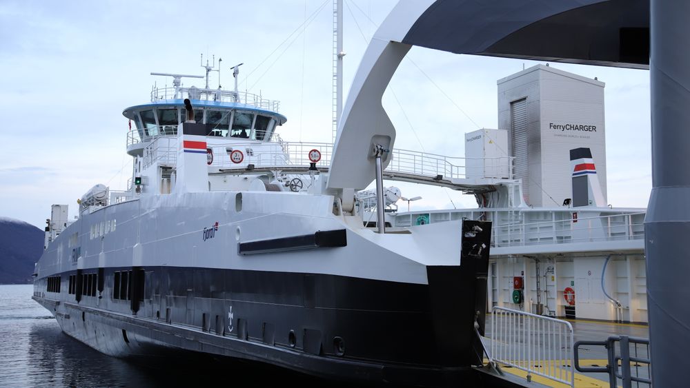 MF Hadarøy er hybrid og trafikkerer Hareid-Sulesund i Møre og Romsdal. Batteriene på 3 MWh er levert av Corvus. Fergen har et energibehov for overfarten som tilsvarer 8-9 elbiler.