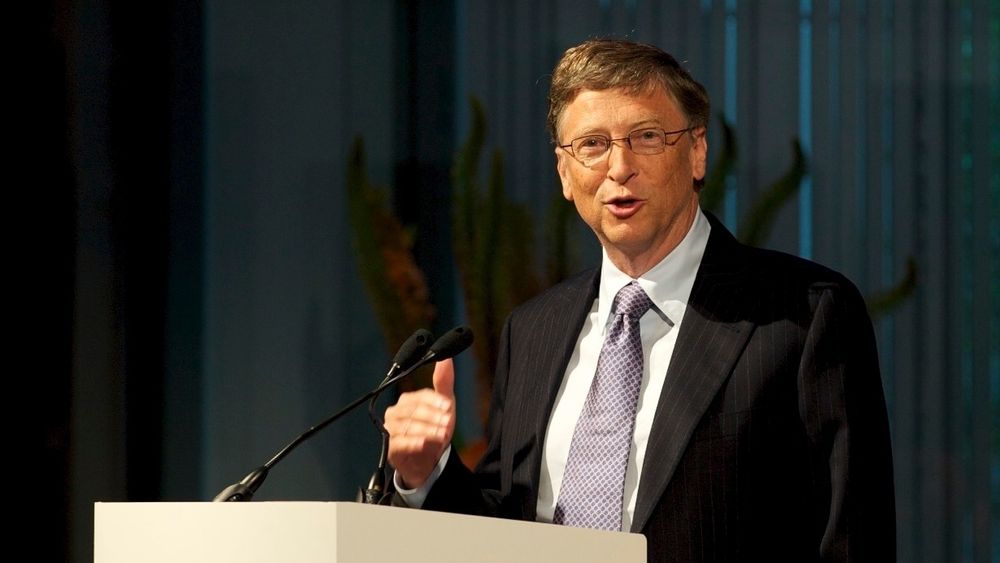 Bill Gates skal bruke mer tid på veldedig arbeid. Her holder han en tale i forbindelse med en vaksinerelatert innsamlingsaksjon i 2015.