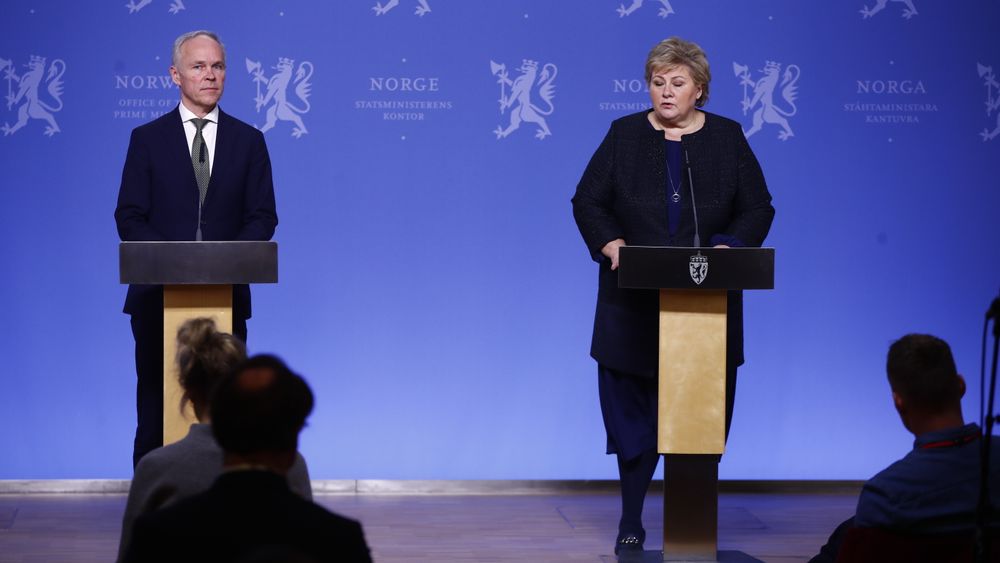 Statsminister Erna Solberg og finansminister Jan Tore Sanner holder pressekonferanse i Oslo søndag kveld .