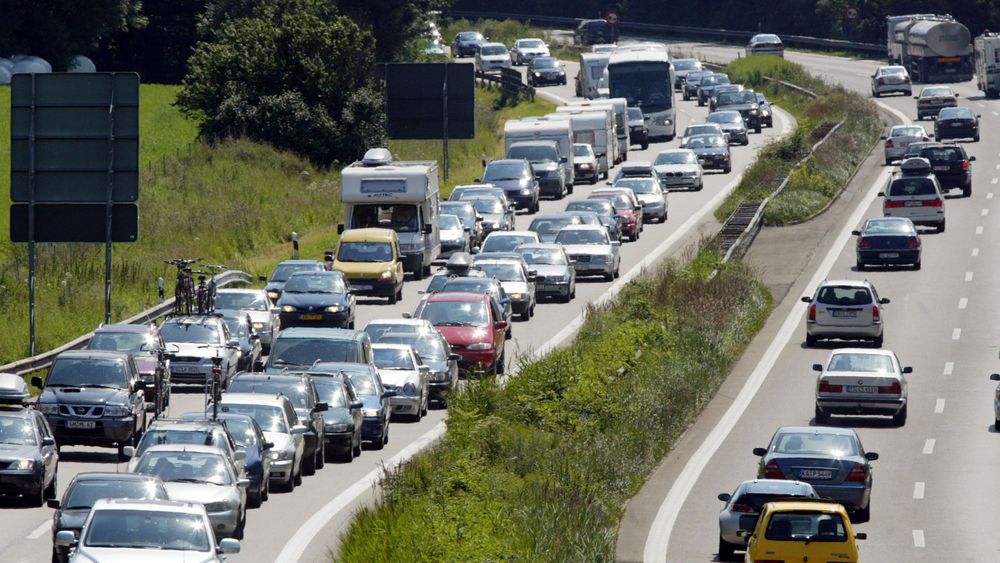 Tyskerne slipper ut mindre CO2, men mer kjøring bidrar til at det slippes ut mer CO2 fra trafikken.