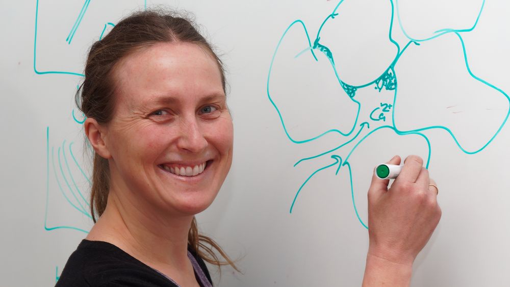 Anja Røyne fra fysisk institutt, Universitetet i Oslo, illustrerer hvordan den bakteriebaserte sementen binder sammen sand og småstein til betong, nesten uten klimagassutslipp.