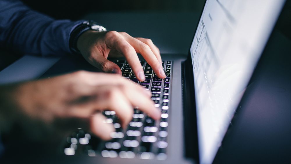– I det øyeblikket du tar med jobb-PC-en ut av kontoret og jobber mot virksomhetens løsninger, oppstår det en rekke sikkerhetsutfordringer, sier Vidar Sandland, seniorrådgiver og cybersikkerhetsekspert i NorSIS.
