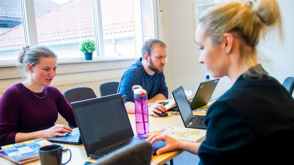 Lærerne Mari Sveen (f.v), David Eika og Maren Sommerhill forbereder hjemmeundervisning for elevene på Bygdøy skole. Regjeringen har valgt å stengte skoler i forbindelse med utbrudd av Covid-19-viruset.