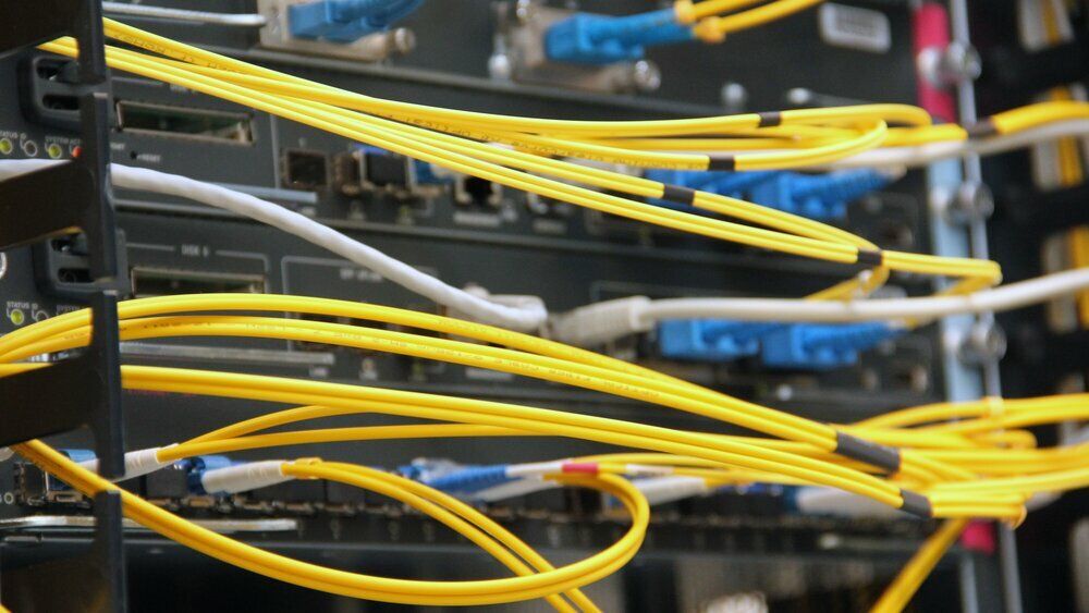 Mange titalls fiberkabler er koblet til Cisco-svitsjer som i dag utgjør hoveddelen av samtrafikkpunktet NIX1.