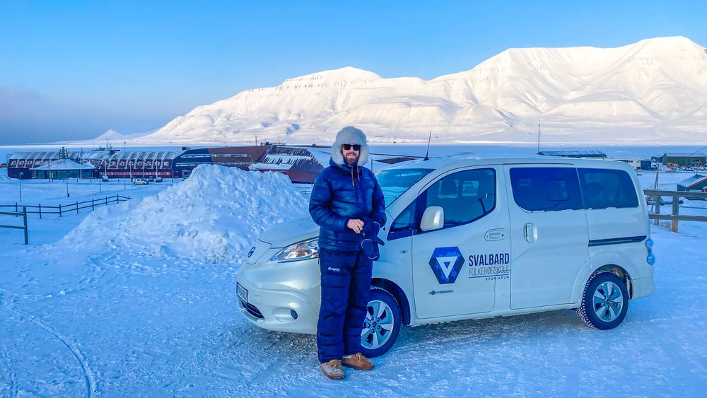 - Elbil er perfekt for Svalbard, sier Espen Rotevatn. Selv om strømmen kommer fra kullkraft, og det nesten aldri blir varmt i bilen. 