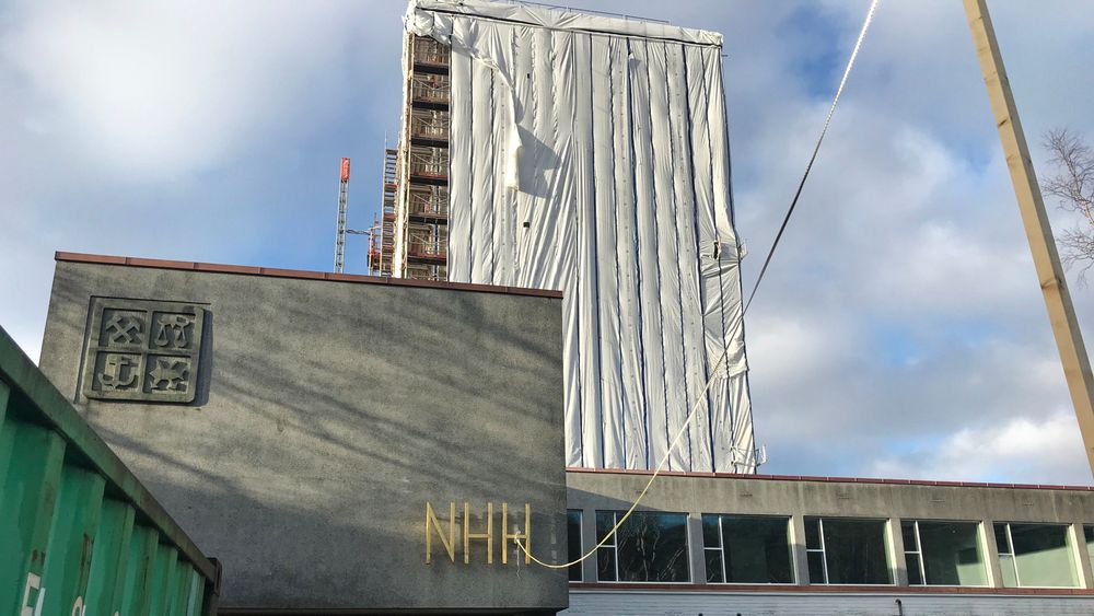 Norges handelshøyskole - med høyblokken innpakket for rehabilitering er så langt fornøyd med å være under Statsbyggs vinger.