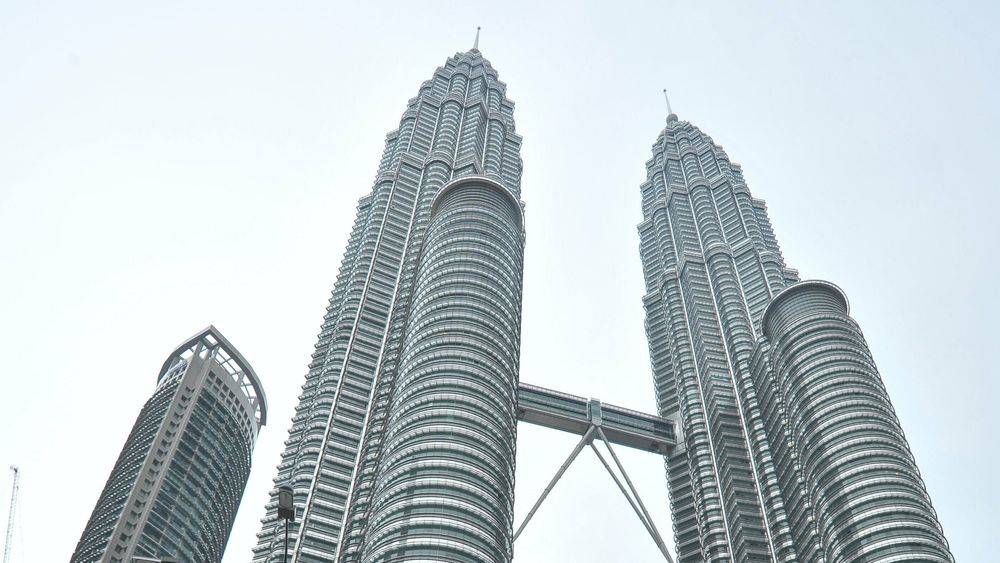 Et landemerke i hovedstaden Kuala Lumpur, Petronas Twin Towers, der Axiata har hovedkvarter. 